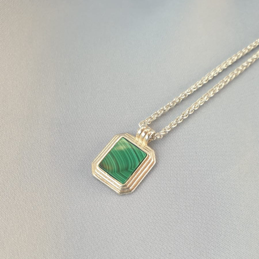قلادة حجر الملآكيت | Malachite necklace
