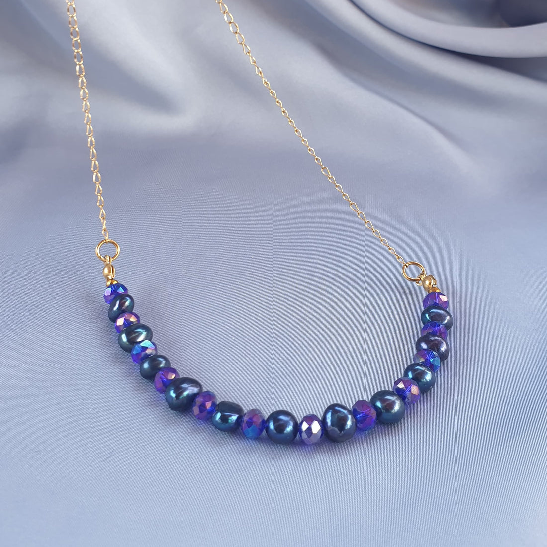 عقد لؤلؤ كحلي وكريستال بنفسجي | Navy blue pearls and purple crystal necklace