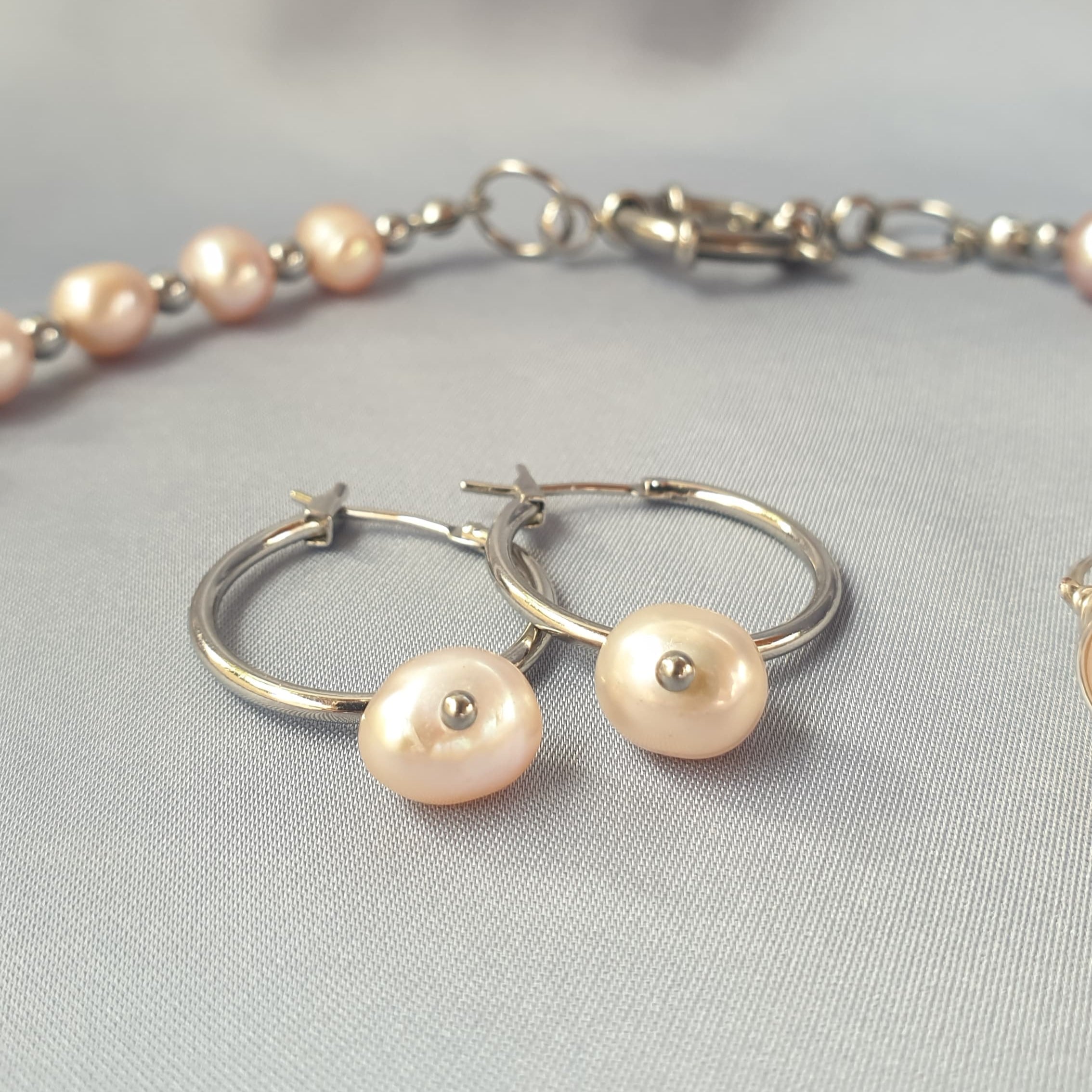 اقراط لؤلؤ زهري | Pink pearl earring