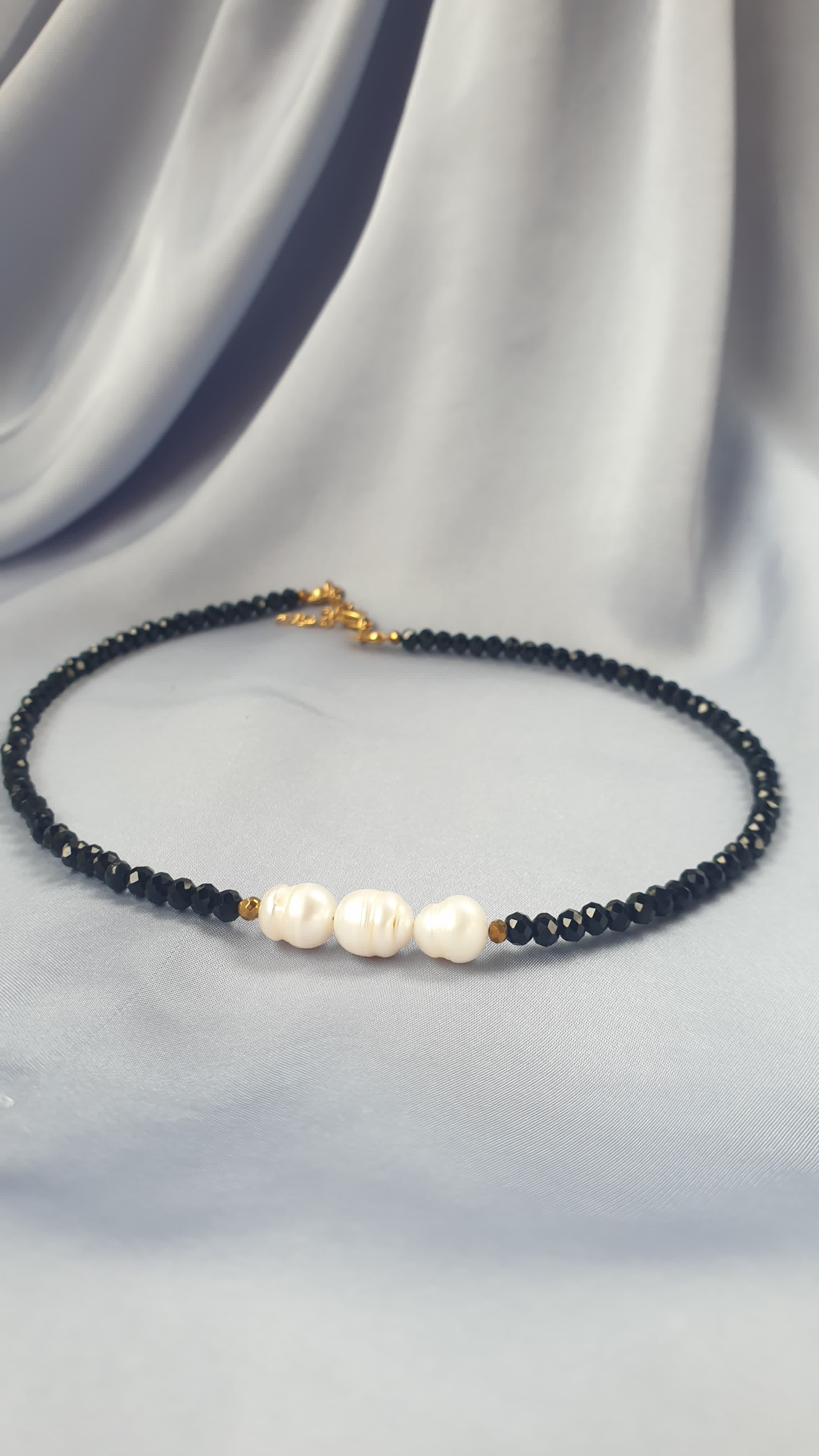 عقد كريستال اسود و 3 حبات اللؤلؤ | Black crystal and 3 pearls necklace