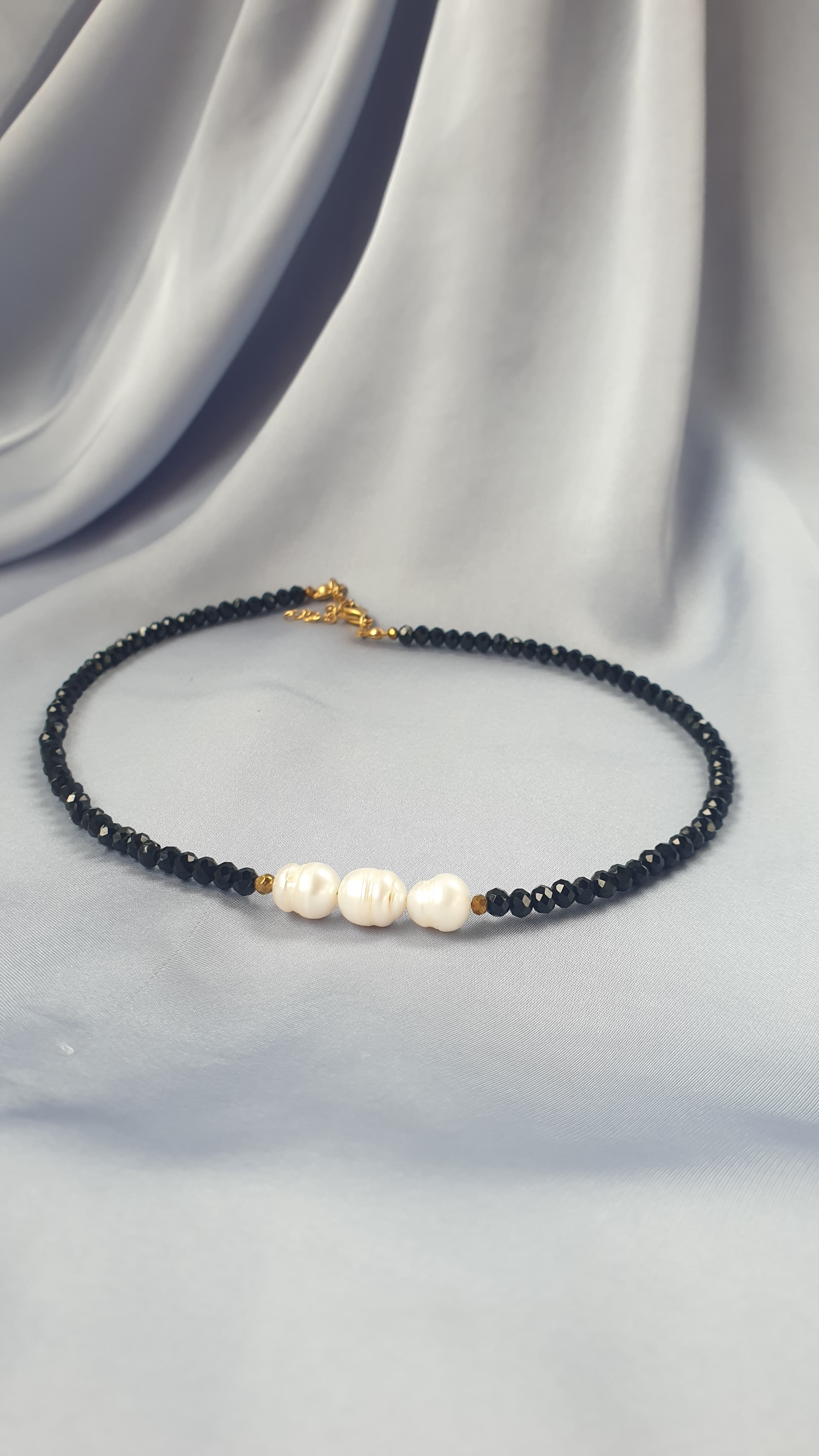 عقد كريستال اسود و 3 حبات اللؤلؤ | Black crystal and 3 pearls necklace