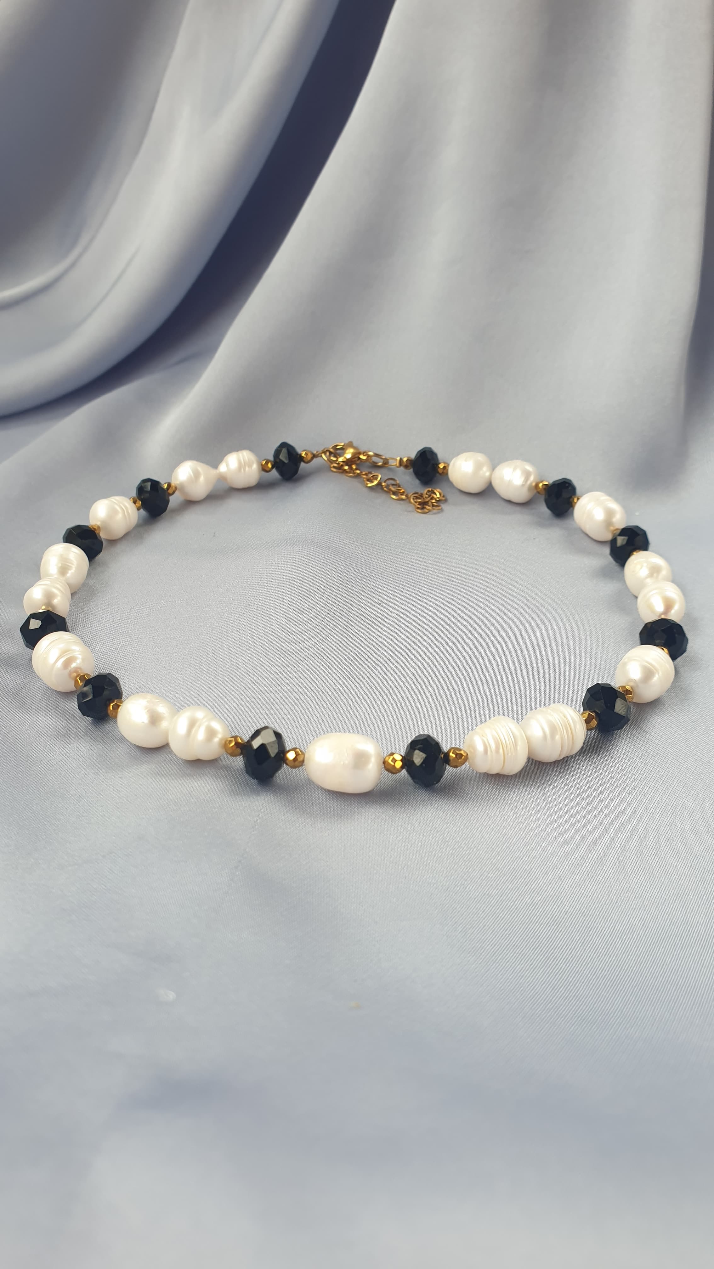 عقد فاخر من اللؤلؤ والكريستال الاسود