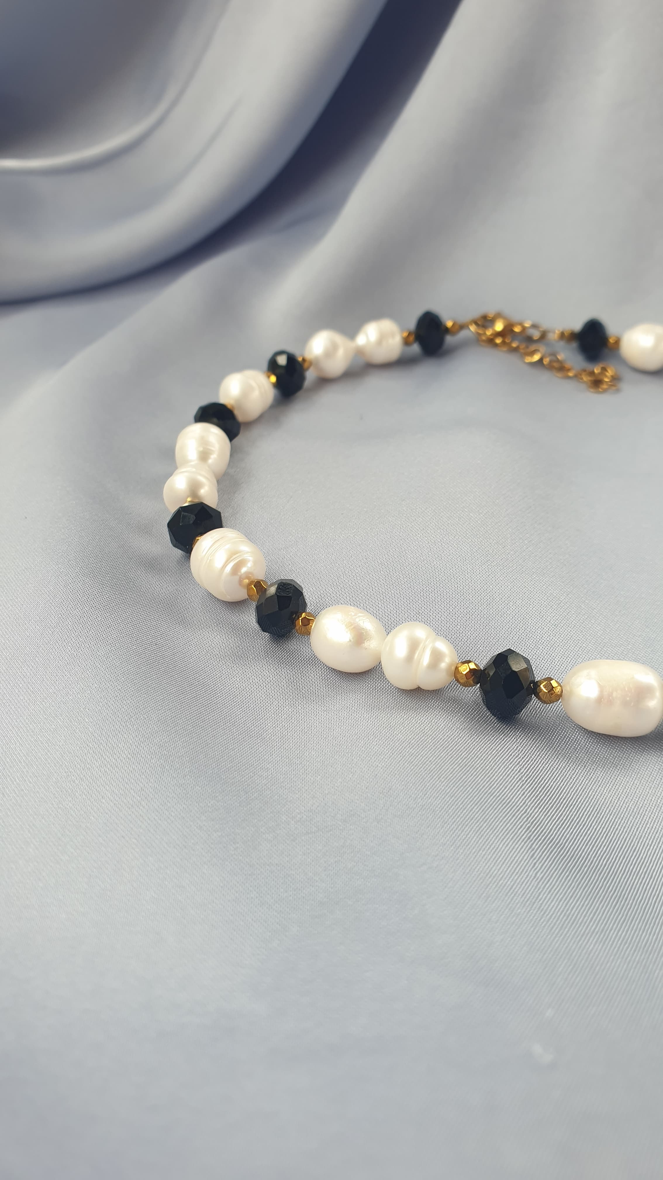 عقد فاخر من اللؤلؤ والكريستال الاسود