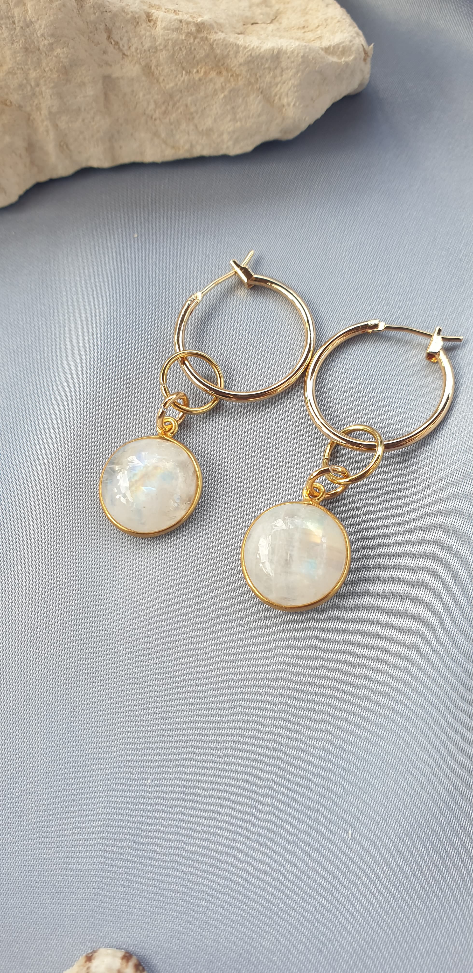 حلوق حجر القمر مرصع باطار مطلي بالذهب