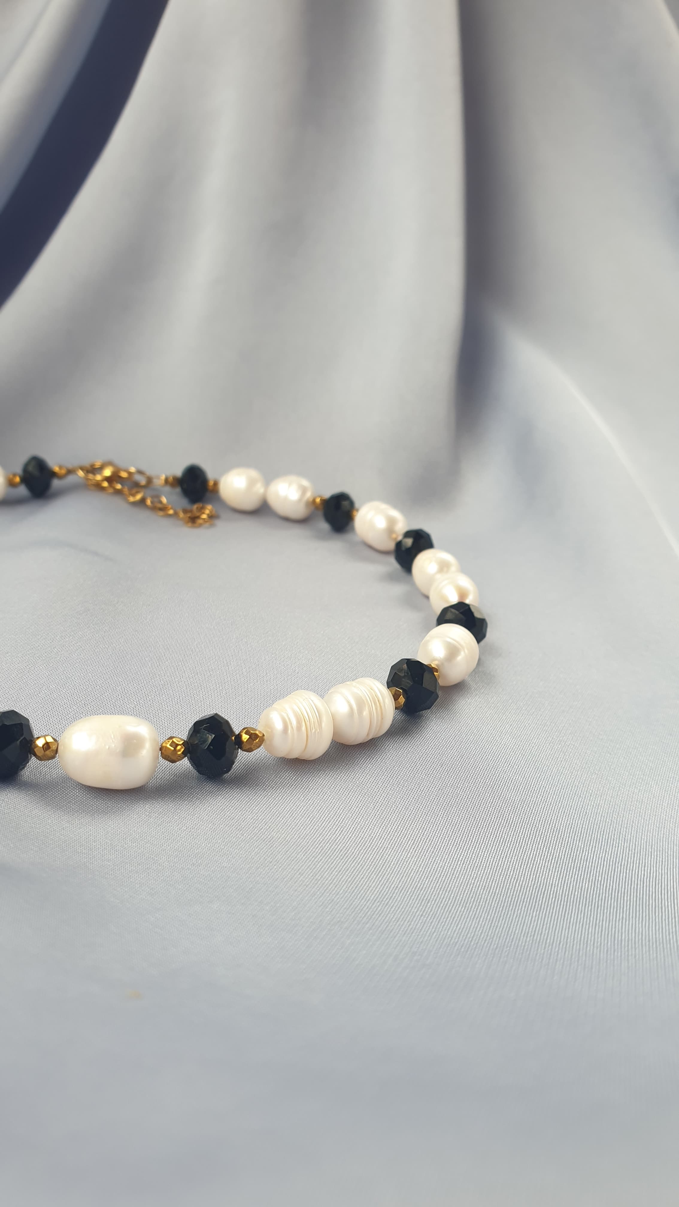 عقد فاخر من اللؤلؤ والكريستال الاسود