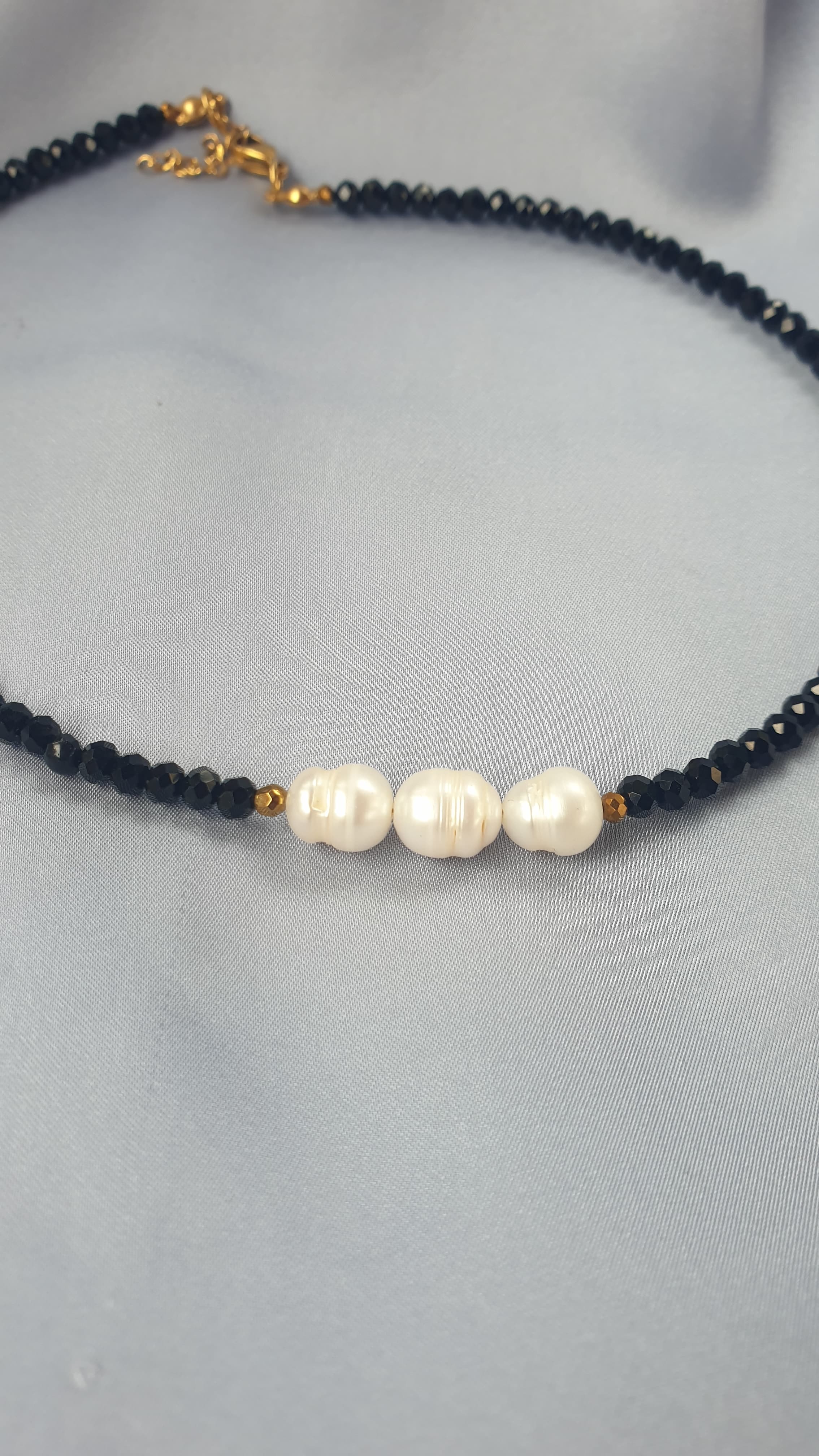 عقد كريستال اسود و 3 حبات اللؤلؤ | Black crystal and 3 pearls necklace