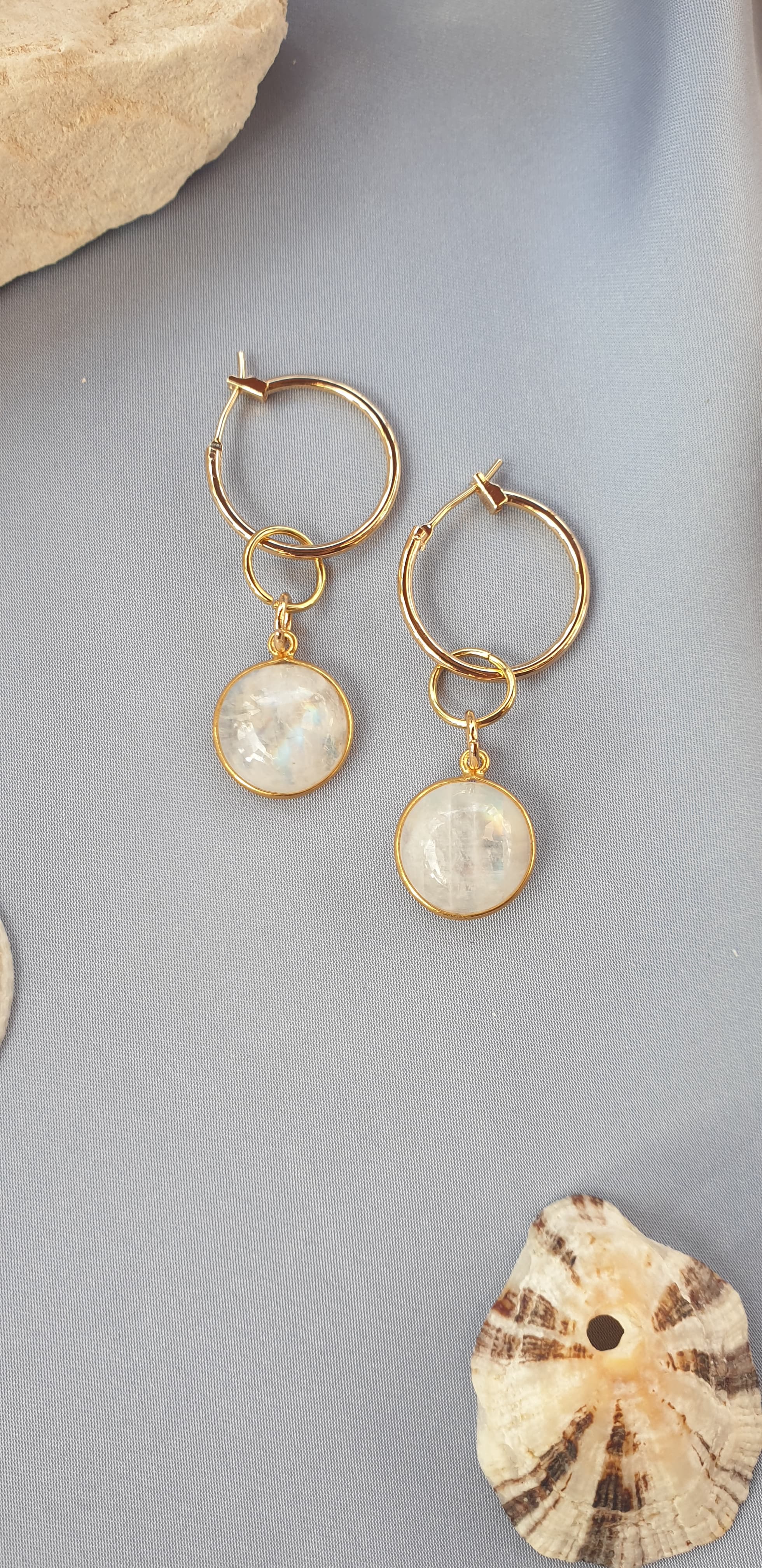 حلوق حجر القمر مرصع باطار مطلي بالذهب