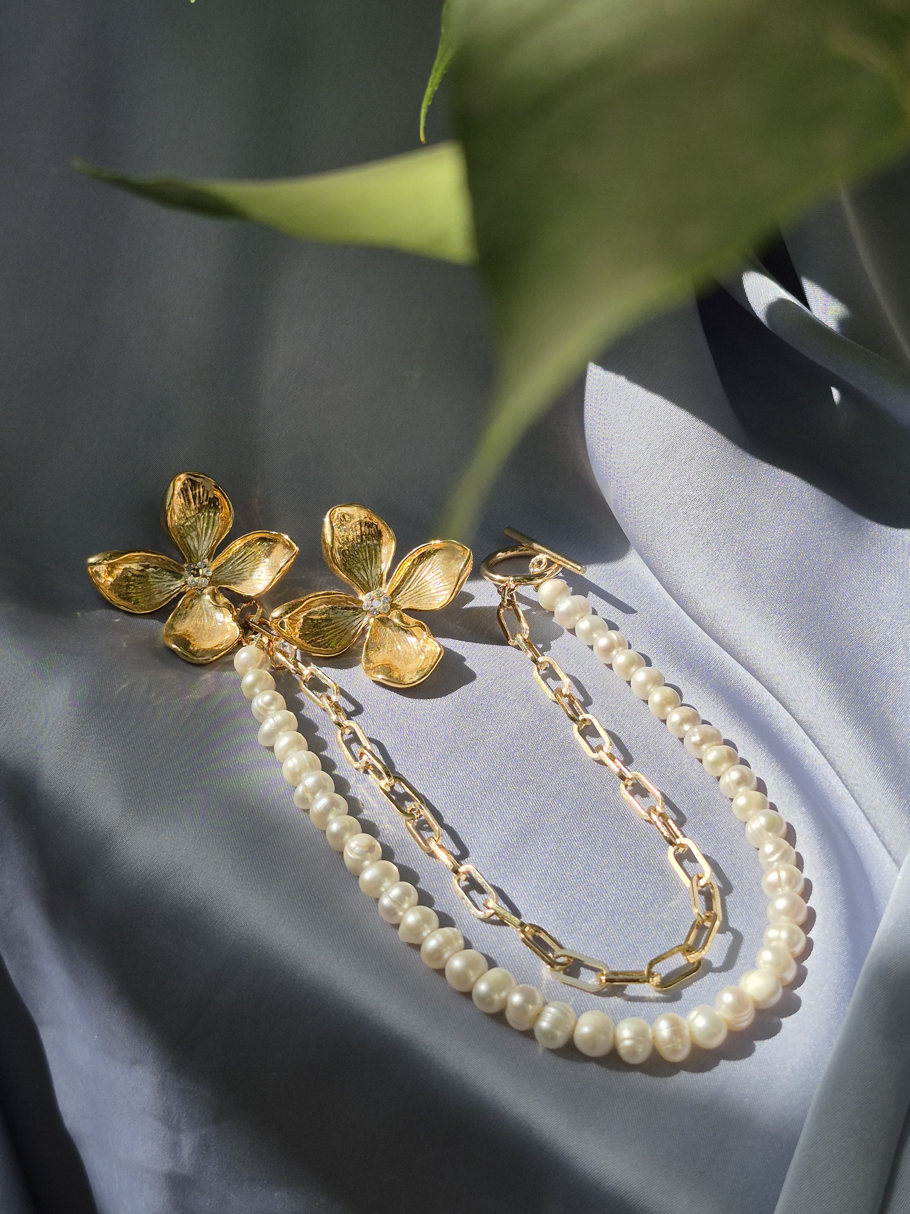 عقد لؤلؤ وسلسةبالذهبي