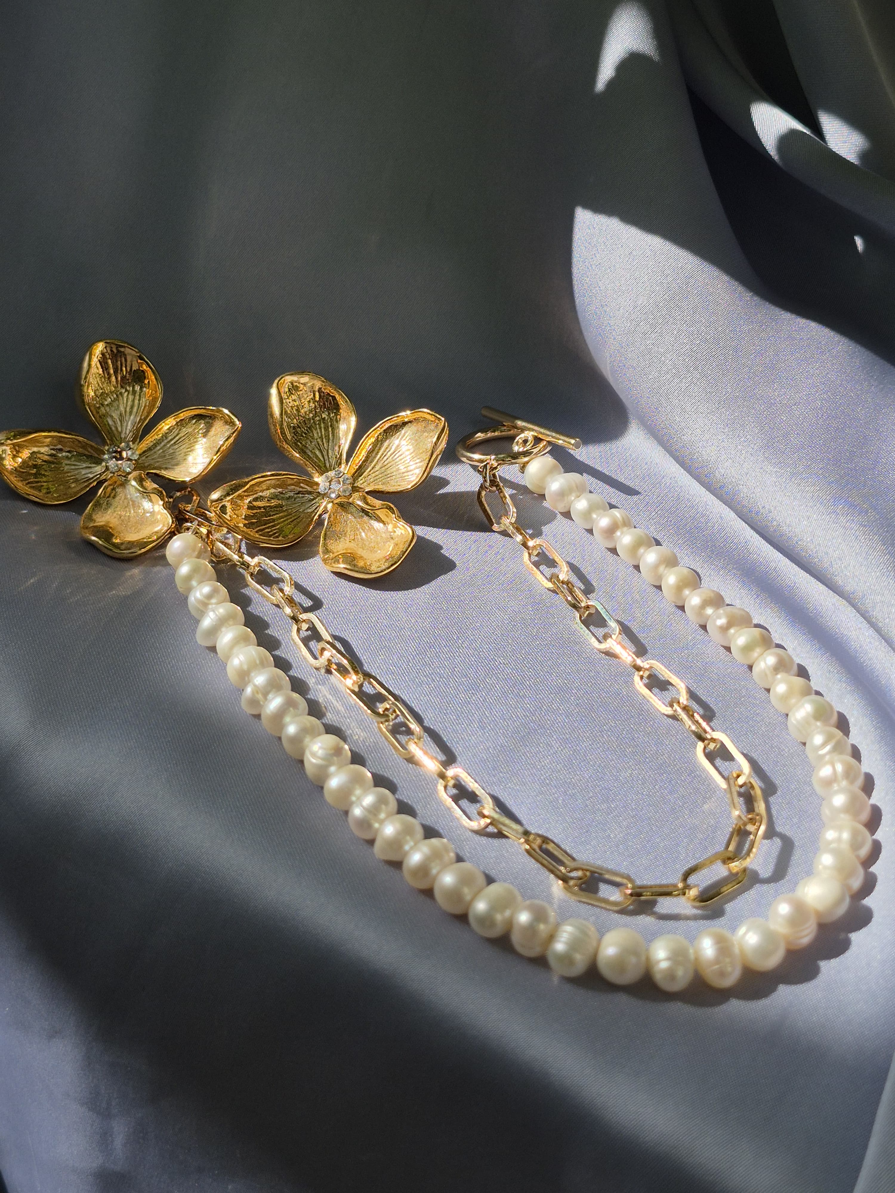 عقد لؤلؤ وسلسةبالذهبي