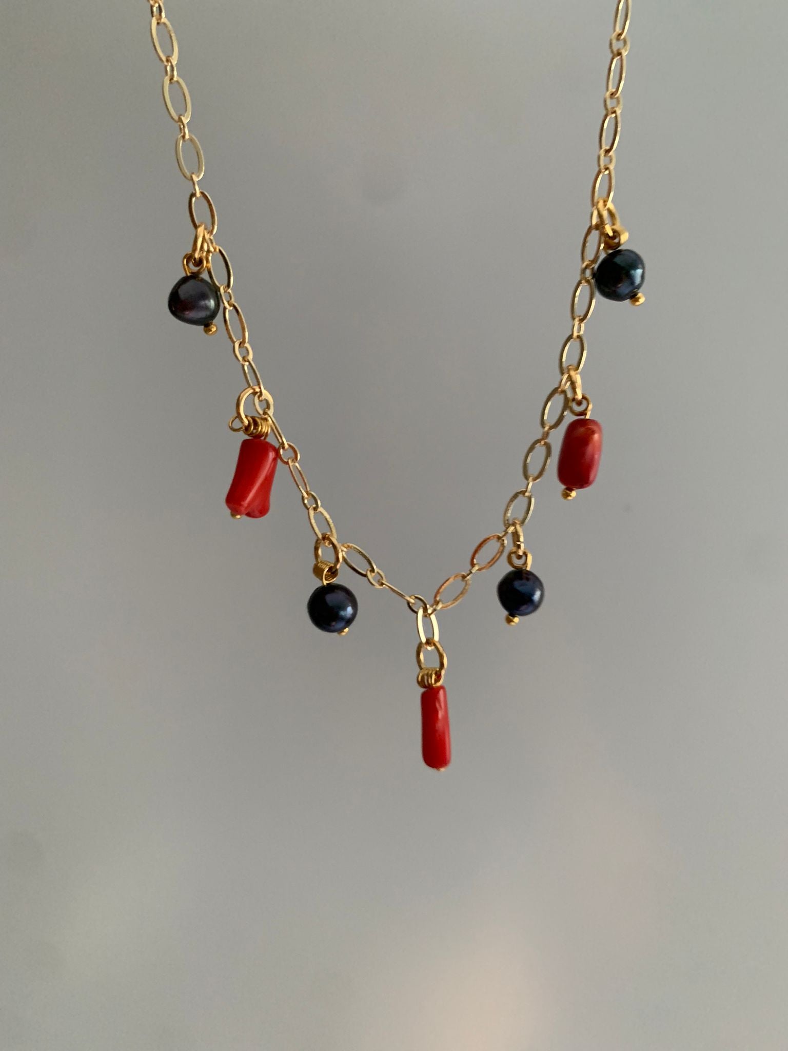 عقد عناق اللؤلؤ والمرجان | Pearl and Coral Embrace Necklace