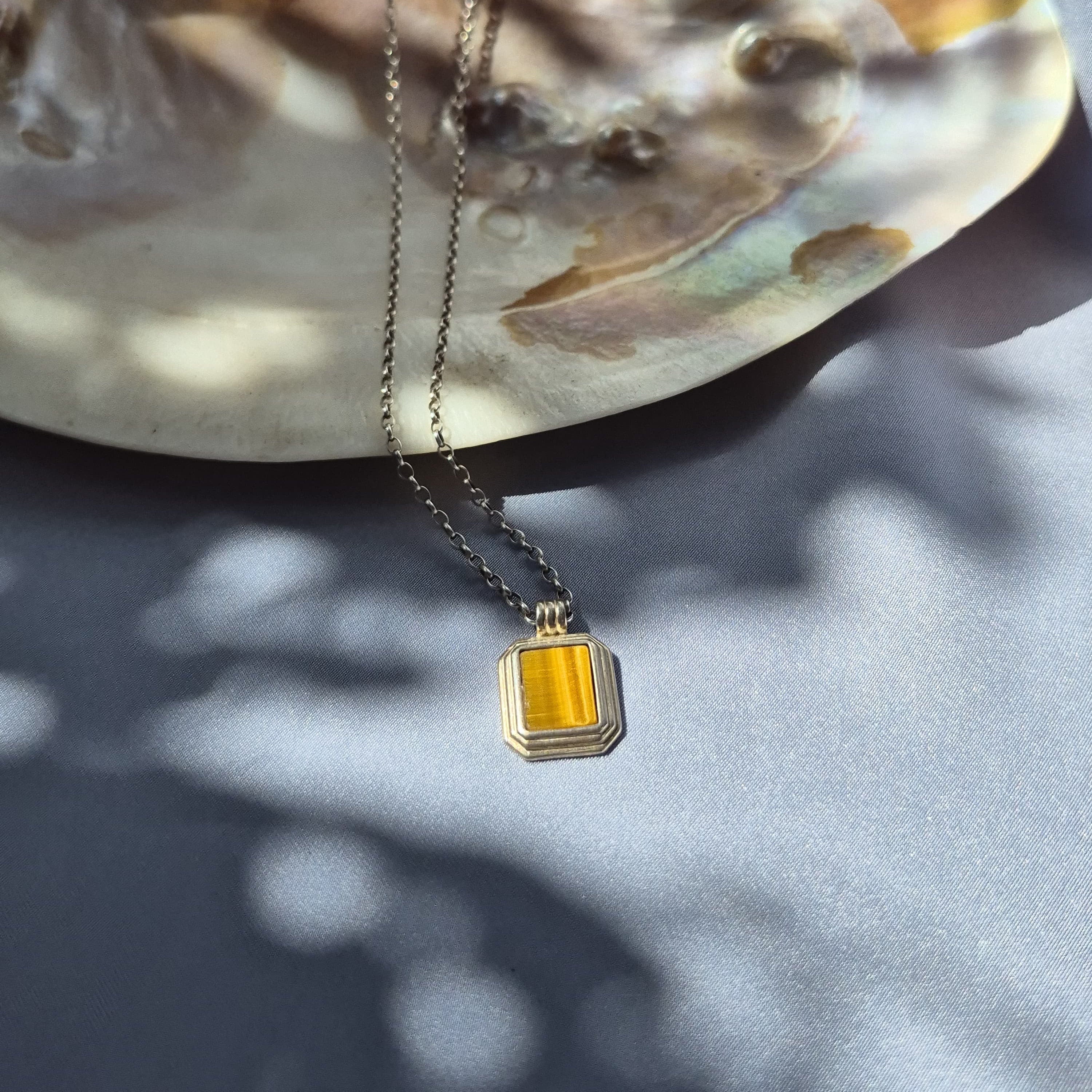 قلادة عين النمر | Tiger eye necklace