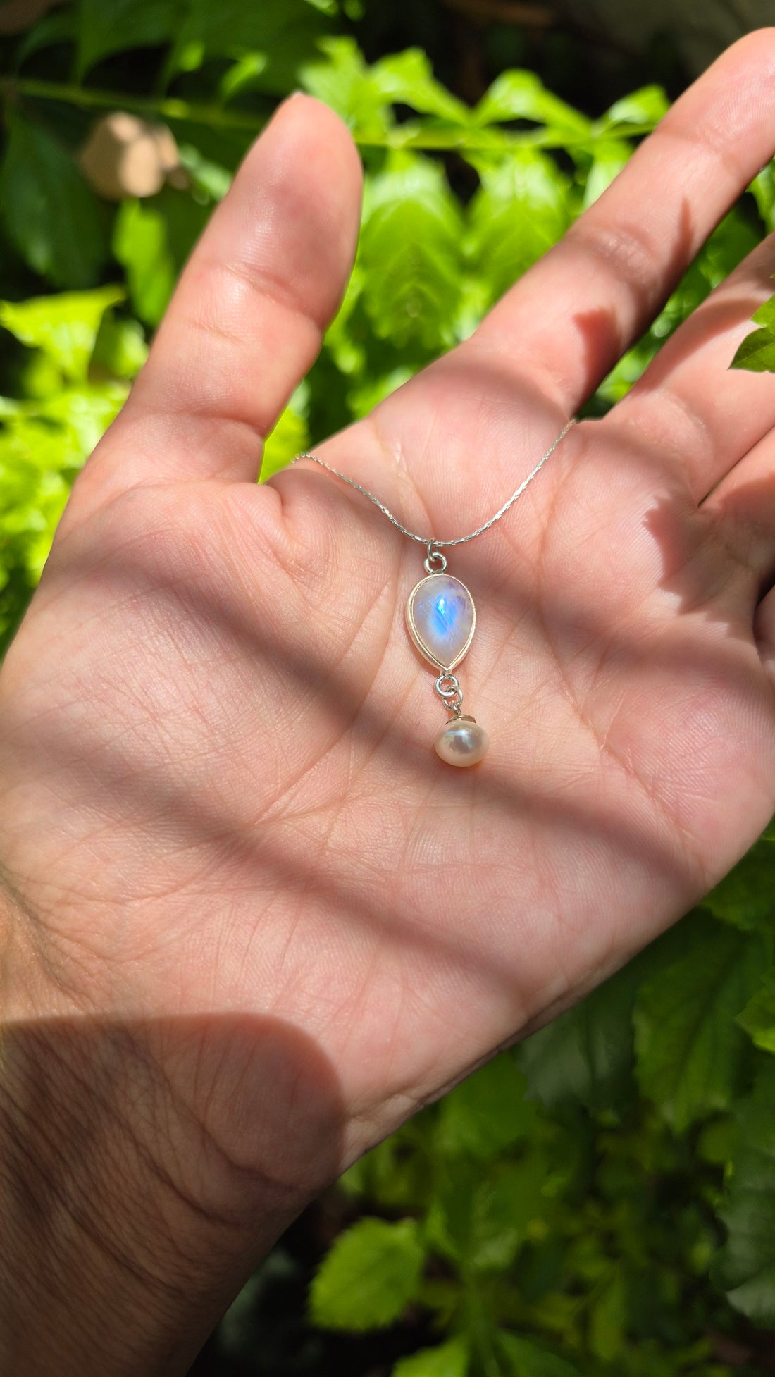 مَوْجُ عقد حجر القمر واللؤلؤ الطبيعي